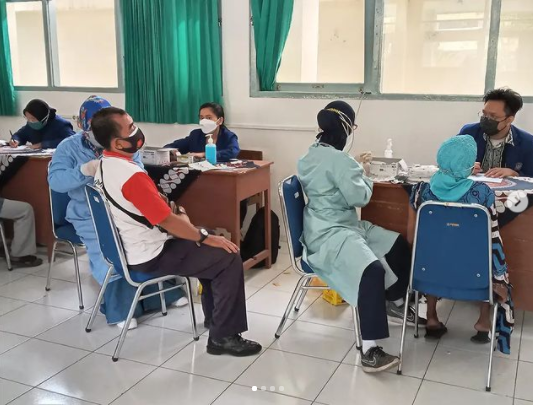 Pelaksanaan Vaksinasi Sinovac Dosis 2 di SMAN 1 Depok Sleman DIY